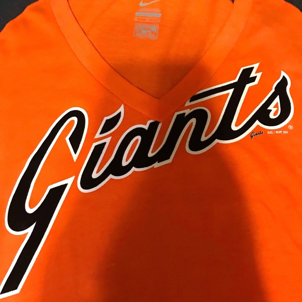 SF Giants V-Neck Graphic T-Shirt Size M